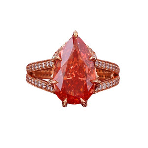Anillo de compromiso de oro rosa de 14K con diamante de laboratorio de corte pera rojo vivo de 6.01 CT, engaste de punta con pavé de oro amarillo VVS2 y tallo dividido - Product Image 1