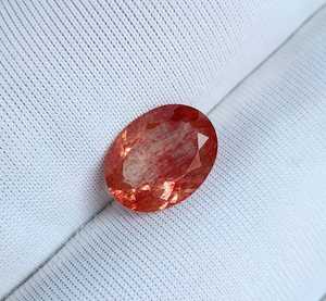 Piedra preciosa ovalada brillante de piedra solar de Oregón con efecto Schiller y múltiples colores, un brillo deslumbrante disponible a precio de mayorista. - Product Image 4