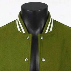 Veste varsity pour homme en vert olive avec manches blanches, coupe classique, vêtement décontracté d'automne, fermeture à boutons, couleur unie, matière PU - Product Image 4