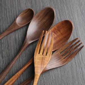 Cuillère en bois artisanale, finition rustique, lisse et polie, prise en main confortable, idéale pour la cuisine et le service des repas quotidiens - Product Image 6