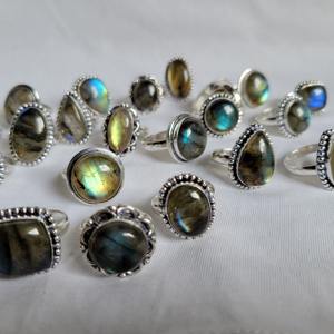 แหวนลาบราดอไรต์สีน้ำเงินธรรมชาติคุณภาพพรีเมียม ประดับด้วยอาเกต ดีไซน์ทันสมัย ยอดนิยม เครื่องประดับคริสตัลแท้ ผู้จัดจำหน่ายอัญมณีแท้จำนวนมาก - Product Image 1