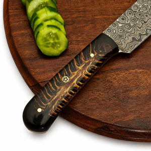 Cuchillo de Cocina Burraq Hecho a Mano con Acero de Damasco, Acabado Pulido de Alto Brillo 9.9, Mango de Resina, Funda de Cuero, para Mano Derecha, Moderno - Product Image 4