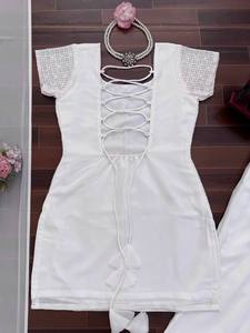 Ensemble iconique de style années 90 intemporel, vêtements ethniques élégants, confectionnés dans des tons raffinés avec des tissus et des détails de qualité supérieure. - Product Image 6
