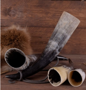 Corne à boire artisanale en corne de buffle naturelle et écologique, style viking traditionnel et moderne, pour bière, hydromel, vin, eau, Noël - Product Image 1