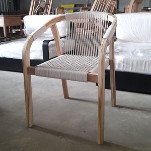 Chaise de salle à manger moderne de style Dubaï en teck massif et tressage de corde pour usage extérieur - Product Image 1