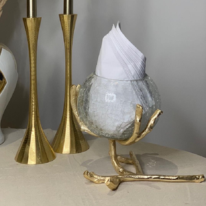 Soporte creativo con forma de rama dorada que sostiene una esfera de cristal craquelado para un elegante almacenamiento de servilletas. Disponible a precios de mayorista. - Product Image 1