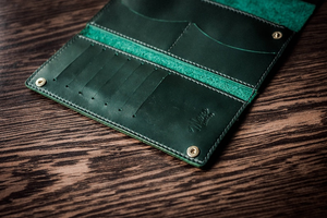 Cartera Triple de Cuero Genuino Verde MAKUM INTERNATIONAL con Cierre de Botón a Presión y Capacidad Personalizable - Product Image 3