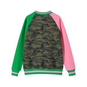 Sudadera de Cuello Redondo Chenille AKA, Diseño Camuflaje Verde, Rosa y Blanco, Letra Bordada, Estilo Casual, Unisex para Mujer - Product Image 4