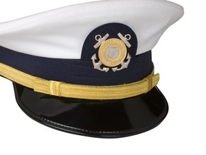Casquette de cérémonie blanche de qualité supérieure avec sangle tressée dorée, visière noire et emblème décoratif d'ancrage - Product Image 4