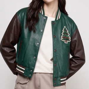 Chaqueta Varsity Azul Claro con Bloques de Color Plateado para Hombre, Chaqueta Bomber de Béisbol con Bordado de Copos de Nieve y Cuero PU - Product Image 5