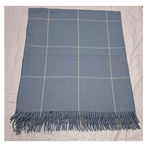 Manta Cálida y Acogedora con Diseño de Cuadros Finos en Azul Bebé y Blanco para las Noches de Invierno, con Tela Suave y Calidad Duradera - Product Image 5