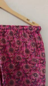 Conjunto de Pijama Elegante de Algodón Estampado a Mano, Ropa de Dormir Floral Rosa, Camisa con Cuello de Solapa y Botones, Mangas Cortas, Pantalones Cortos de Secado Rápido - Product Image 2