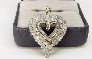 Colgante de corazón con diamantes de moissanita VVS, colgante de dos tonos estilo hip hop, colgante de plata 925 con incrustaciones de diamantes, colgante de corazón abierto grande para ella. - Product Image 4