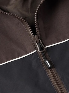 Chaqueta cortavientos con logotipo personalizado para hombre, ligera, estilo retro, de secado rápido, para uso urbano, con cremallera, para invierno. - Product Image 5