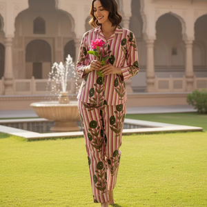 ชุดนอนผ้าฝ้ายพิมพ์ลายดอกไม้ลายทางแนวตั้งสำหรับผู้หญิง ทำมือ แห้งเร็ว เหมาะสำหรับฤดูร้อนและฤดูใบไม้ผลิ  ชุดเสื้อและกางเกงขายาวทันสมัย - Product Image 1