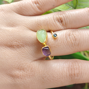 Bague en laiton plaqué or 18 carats avec trois pierres précieuses : améthyste brute, préhnite, calcédoine, émeraude, quartz – Bague ajustable pour usage quotidien - Product Image 5