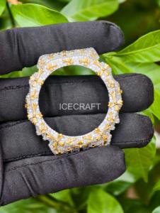 Boîtier de montre de luxe bicolore serti de pierres avec motif croix dorée, lunette entièrement pavée de pierres, boîtier de montre Hip Hop personnalisé - Product Image 1