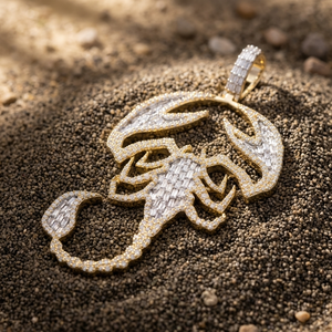 Colgante de Escorpión Chapado en Oro de 18K con Moissanita de Corte Baguette y Engaste de Garra, Estilo Hip Hop, Amuleto Unisex, Regalo para Fiestas - Product Image 5