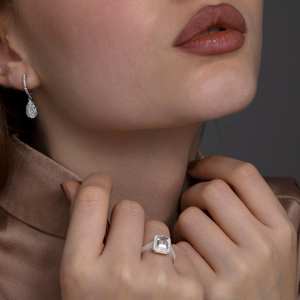 Bague de mariage classique en moissanite taille émeraude avec halo de diamants pour femme, en argent sterling 925, cadeau d'anniversaire raffiné pour partenaire - Product Image 4