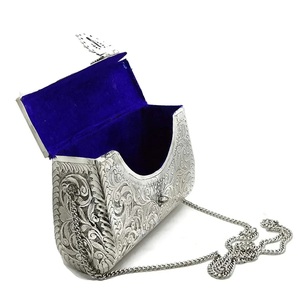 Bolso de mano de noche de lujo estilo antiguo God Grace Craft, grabado en metal, hecho a mano, plateado, floral, rectangular, con correa de cadena, para boda - Product Image 1