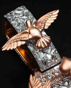 Collier personnalisé ACE Iced Out Moissanite avec pendentif en or rose et accents colombes et piques, style luxueux - Product Image 2