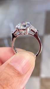 Anillo de Tres Piedras de Moissanita Brillante de 8MM con Corte Redondo, Plata de Ley 925 Original, Regalo Perfecto para Deseos de Boda o para Amigos - Product Image 4