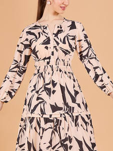 เดรสพิมพ์ลายสีพีช ทรงพอดีตัว คอวี แขนยาว ความยาวปานกลาง ชายกระโปรงบาน ขนาดและทรงพอดีตัว - Product Image 5