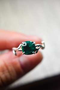 Bague en émeraude naturelle brute, forme carrée, faite à la main, style vintage, inspirée de la nature, bijoux en émeraude pour femmes - Product Image 3