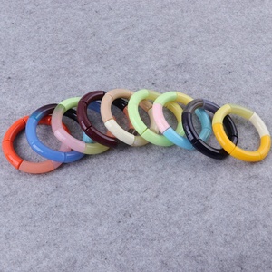 Nouveau bracelet en résine au design tendance pour femmes, artisanal, personnalisable en couleur et logo, bijoux de haute qualité, export Artizon - Product Image 4