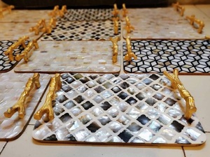 Ensemble de plateaux de service en nacre, motif géométrique, poignées dorées, rectangulaires, décoratifs, multi-pièces, design contemporain - Product Image 2