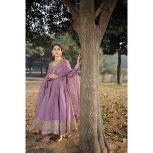 Vestido de Fiesta Hecho a Mano con Bordado Completo y Lentejuelas, Silueta en A con Cintura Imperio, Pantalón y Dupatta Incluidos - Product Image 1