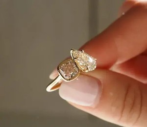 Bague de fiançailles et de mariage de luxe en diamant de qualité supérieure, taille poire et coussin, design Toi et Moi, certifiée IGI - Product Image 6