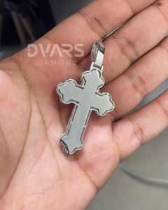 Pendentif Croix Gothique en Moissanite VVS Effet Baguette Glacée, Argent Sterling 925 Plaqué Rhodium de Luxe, Breloques Croix Personnalisées - Product Image 2