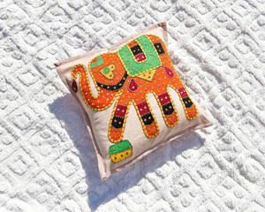 Housse de coussin classique brodée d'éléphants, 100% coton brodé, légère, pour la maison, décoration de salon - Product Image 3