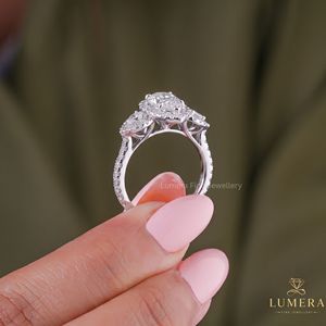 Bague de fiançailles LUMERA en platine avec halo de diamants taille poire, style classique pour femme, certifiée IGI - Product Image 3