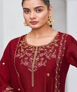 Conjunto de Diseñador Vichitra de Seda con Bordado de Lentejuelas, Top y Pantalón con Dupatta, Ropa Festiva, Precio al por Mayor, Prenda Étnica Roja - Product Image 3