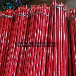 Balai à poussière en PVC rouge de 120 cm x 2,2 cm avec manche en bois dur d'eucalyptus du Vietnam pour le nettoyage domestique – Vente en gros - Product Image 4