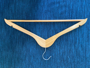 Cintres en bois finition naturelle, épaules larges, crochets en acier inoxydable, organisateur de placard, design minimaliste, durable, 44x23x1.2 - Product Image 2