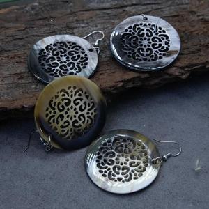 Boucles d'oreilles circulaires en corne de buffle sculptée, motif floral, écologiques, artisanales, modernes, naturelles, pour femmes, usage quotidien - Product Image 4