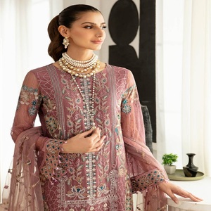 Tenue de soirée pour femmes en mousseline de soie brodée trois pièces punjabi costumes Ramsha Vol R-11 longue robe Maxi à feuilles persistantes prêtes - Product Image 4
