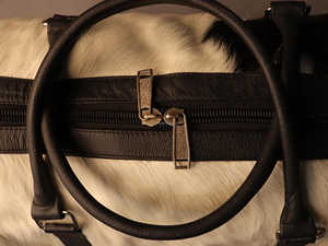 Sac de voyage en cuir véritable fait main de qualité supérieure avec fourrure, en cuir de vachette véritable, pour le sport, les week-ends, avec personnalisation de marque, fermeture éclair, modèle LHODB-0033 - Product Image 3