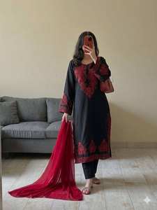 Traje exclusivo de diseñador en tela de seda romana bordada, con top, pantalón y dupatta. - Product Image 5