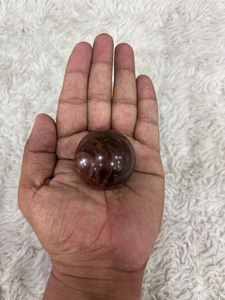 Sphère de grenat rouge-brun, pierre de palmier, coloration terreux profond, translucidité subtile, surface polie à la main, texture cristalline distinctive - Product Image 3