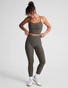 Conjunto deportivo premium para mujer con tela suave y elástica, control de la humedad y comodidad superior para el entrenamiento. - Product Image 2