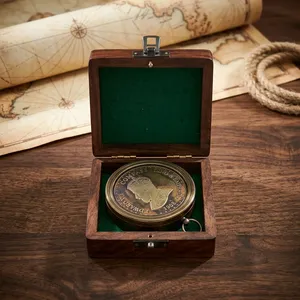 Boussole en laiton antique Edward VII 1908, instrument nautique rond en métal dans une boîte en bois avec doublure verte - Product Image 2