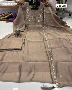 Conjunto indio de alta calidad Mal Chanderi con Zardosi, adornos de cuentas y trabajo manual, Kurti, pantalón y dupatta, proveedor de la India. - Product Image 5