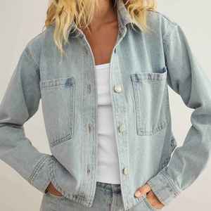 Veste en jean bleu clair coupe classique col rabattu simple boutonnage coton délavé style décontracté unisexe pour le printemps - Product Image 4
