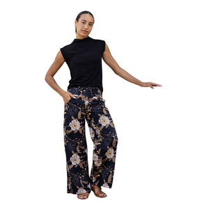 Pantalon large imprimé pour femme avec un design bohème tendance - Product Image 1