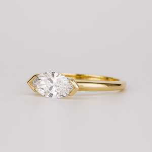 Bague de promesse solitaire en or 14K Au750 avec diamant de laboratoire taille marquise classique serti à griffes horizontales, faite sur mesure et artisanale pour mariage - Product Image 3