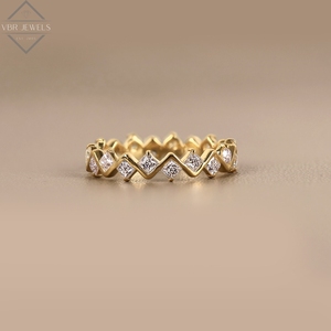 Anillo de Eternidad de Diamantes en Zigzag de Lujo en Oro Amarillo con Piedra Redonda, Anillo de Boda Chevron, Joyería para Mujer, Regalo - Product Image 1
